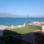 Chris & شقة *